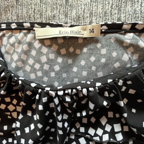 Black and White Top - Picture 2 of 3